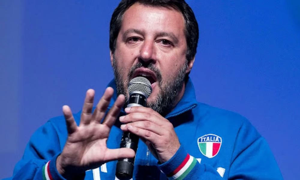 Ανάρπαστο γίνεται κενό βιβλίο για τον Σαλβίνι-Best seller στην Ιταλία